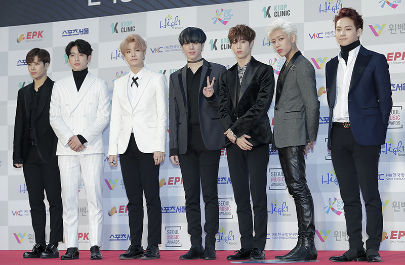 그룹 GOT7이 19일 오후 서울 송파구 잠실실내체육관에서 열린 '제 26회 하이원 서울가요대상 시상식' 레드카펫에서 포즈를 취하고 있다.