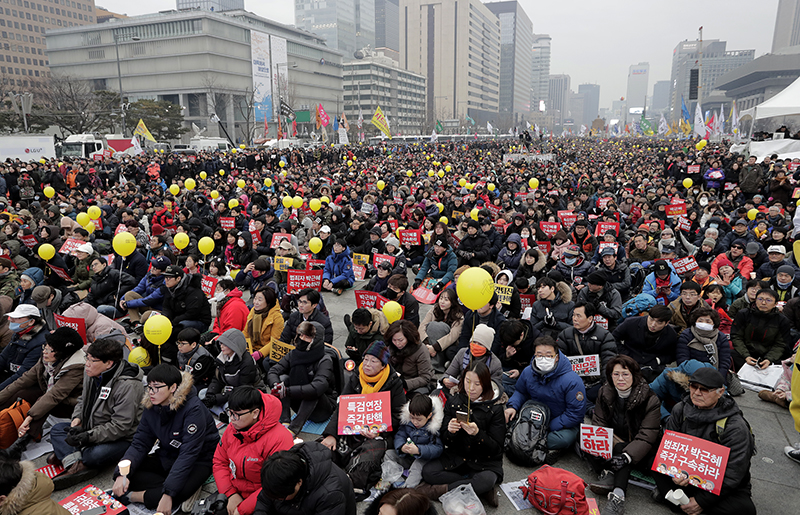 4일 오후 서울 광화문광장에서 열린 박근혜 대통령 퇴진을 촉구하는 14차 촛불집회에 참가한 시민들이 피켓과 촛불을 들고 모여있다.