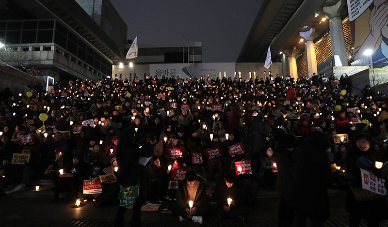 4일 오후 서울 광화문광장에서 열린 박근혜 대통령 퇴진을 촉구하는 14차 촛불집회에 참가한 시민들이 세종문화회관 계단에 피켓과 촛불을 들고 모여있다.