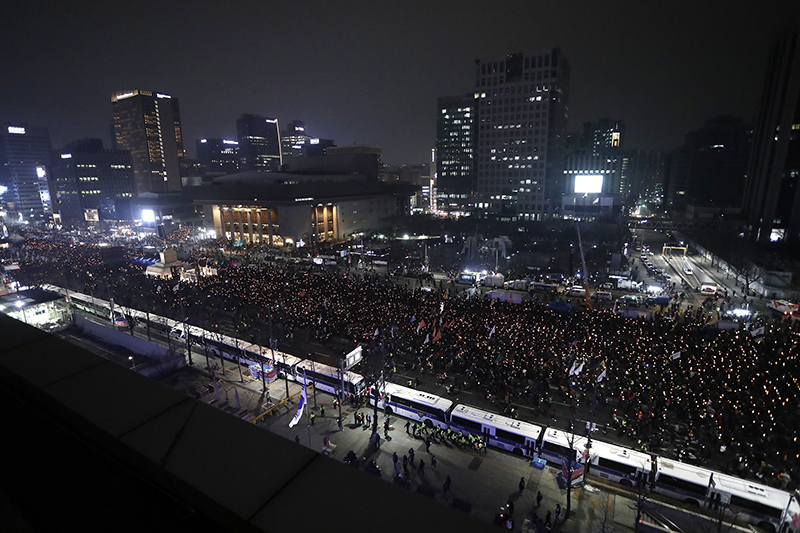 4일 오후 서울 광화문광장에서 열린 박근혜 대통령 퇴진을 촉구하는 14차 촛불집회에 참가한 시민들이 피켓과 촛불을 들고 모여있다.