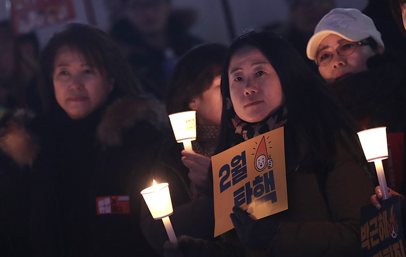 4일 오후 서울 광화문광장에서 열린 박근혜 대통령 퇴진을 촉구하는 14차 촛불집회에 참가한 시민들이 촛불을 들고있다.