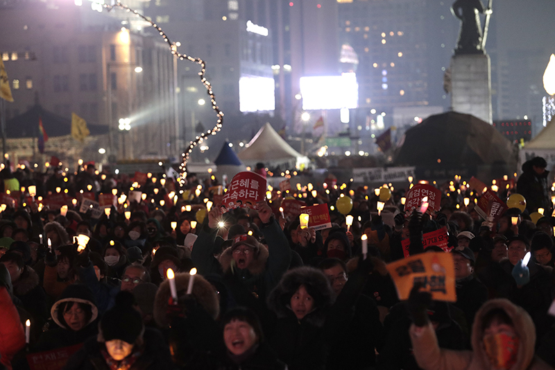 4일 오후 서울 광화문광장에서 열린 박근혜 대통령 퇴진을 촉구하는 14차 촛불집회에 참가한 시민들이 촛불을 들고구호를 외치고 있다.