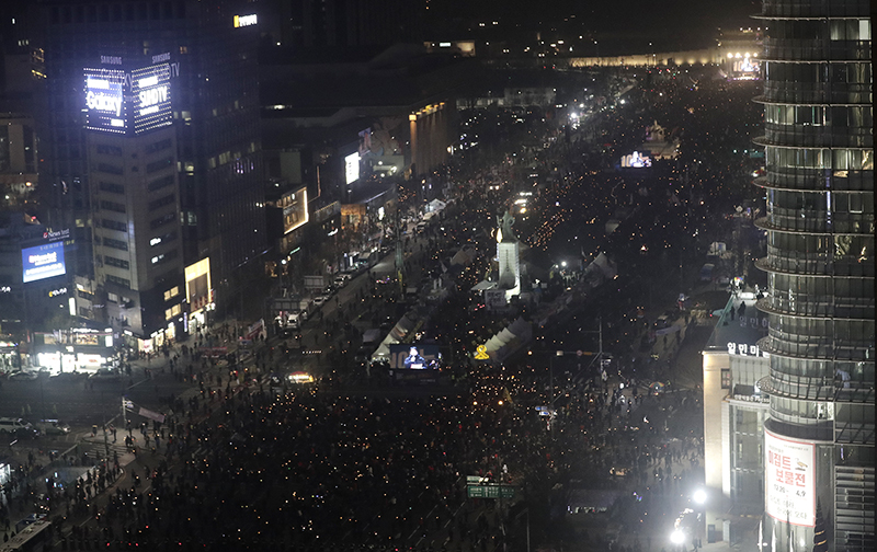 4일 오후 서울 광화문광장에서 열린 박근혜 대통령 퇴진을 촉구하는 14차 촛불집회에 참가한 시민들이 촛불을 들고있다.