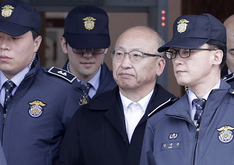 문형표 국민연금공단 이사장이 9일 오후 서울 종로구 헌법재판소에서 열린 대통령 탄핵심판 12차 변론기일에 증인심문을 마치고 밖으로 나서고 있다.