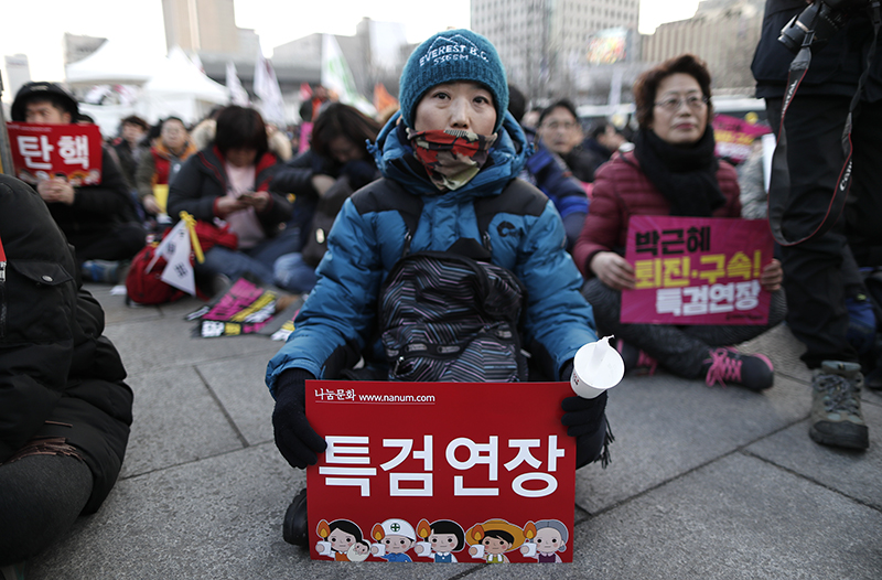 25일 오후 서울 광화문광장에서 열린 박근혜 대통령 퇴진을 촉구하는 17차 촛불집회에 참가한 시민들이 피켓을 들고 있다.