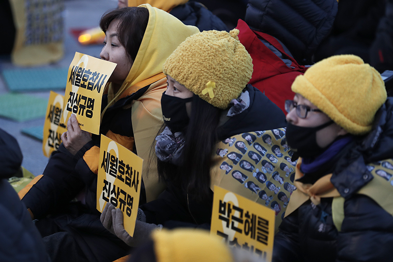 25일 오후 서울 광화문광장에서 열린 박근혜 대통령 퇴진을 촉구하는 17차 촛불집회에 참가한 세월호 유가족들이 피켓을 들고 있다.