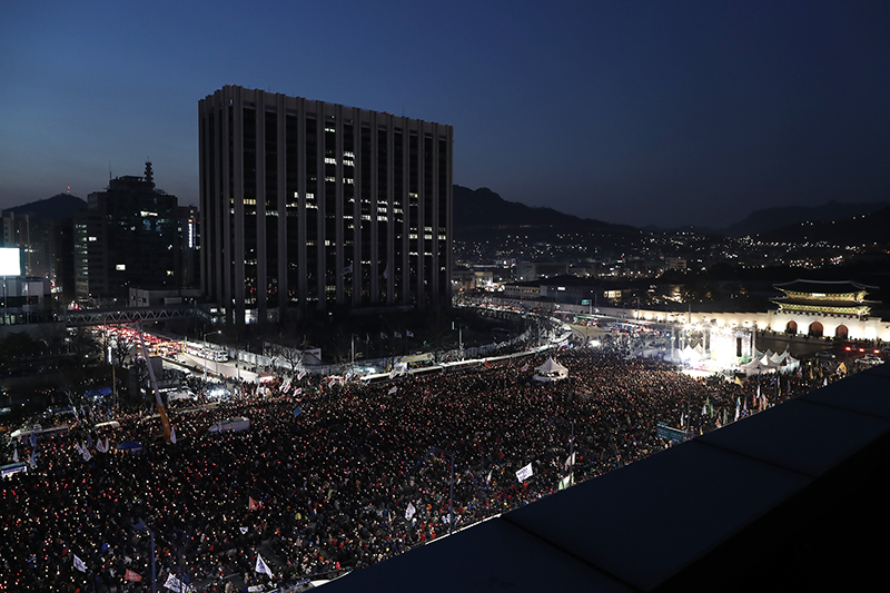 25일 오후 서울 광화문광장에서 열린 박근혜 대통령 퇴진을 촉구하는 17차 촛불집회에 참가한 시민들이 촛불을 들고 있다.
