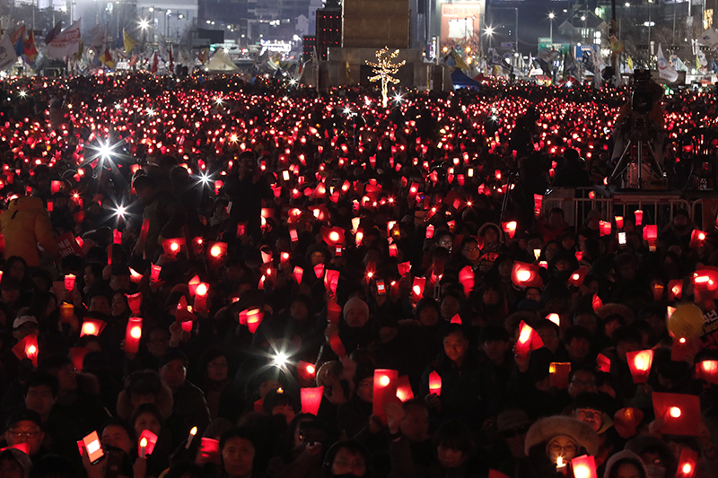 25일 오후 서울 광화문광장에서 열린 박근혜 대통령 퇴진을 촉구하는 17차 촛불집회에 참가한 시민들이 레드카드 퍼포먼스를 하고 있다.