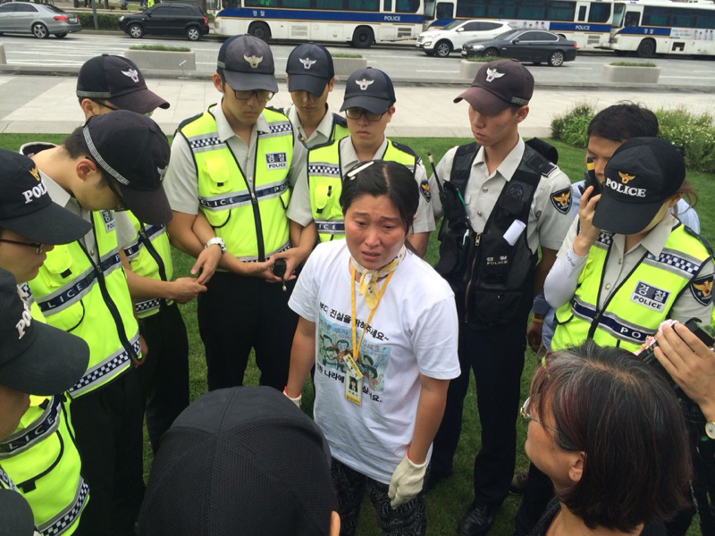2일 오후 세월호 유가족과 각계 대표자들이 특별법 제정을 원하는 국민 서명지를 청와대에 전달하기 위해 삼보일배를 진행하는 과정에서 경찰이 이를 가로막았다.