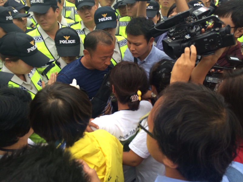 2일 오후 세월호 유가족과 각계 대표자들이 특별법 제정을 원하는 국민 서명지를 청와대에 전달하기 위해 삼보일배를 진행하는 과정에서 경찰이 이를 가로막았다.