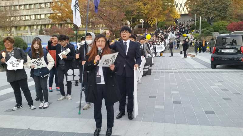 서울대학교 학생들이 시국대회를 마친 후 가두시위를 준비 중인 모습