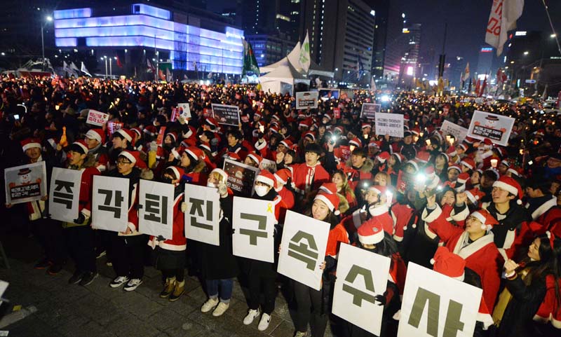 24일 오후 서울 종로구 광화문 광장에서 시민들이 박근혜 대통령 퇴진 촉구 제9차 범국민 촛불집회에 참여하고 있다.