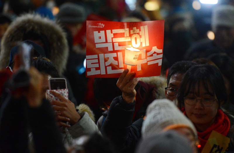24일 오후 서울 종로구 광화문광장에서 시민들이 박근혜 대통령 퇴진 촉구 제9차 범국민 촛불집회에 참여하고 있다.
