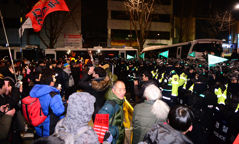 박근혜 대통령 퇴진을 위한 제9차 촛불집회 행진단이 24일 오후 서울 종로구 헌법재판소 인근에서 박 대통령 퇴진을 촉구하고 있다.