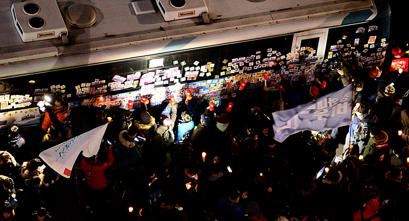 크리스마스 이브인 24일 오후 서울 종로구 헌법재판소 인근에서 박근혜 대통령 즉각퇴진을 위한 제9차 촛불집회 참가자가 헌재의 조속한 판결을 촉구하는 퍼포먼스를 하고 있다.