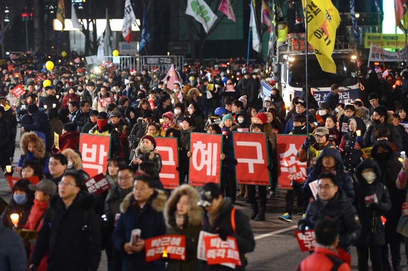 24일 오후 서울 종로구 일대에서 시민들이 박근혜 대통령 퇴진 촉구 제9차 범국민 촛불집회에 참여하고 있다.