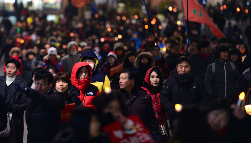 크리스마스 이브인 24일 오후 박근혜 대통령 즉각퇴진을 위한 제9차 촛불집회 행진단이 서울 종로구 헌법재판소로 향하고 있다.