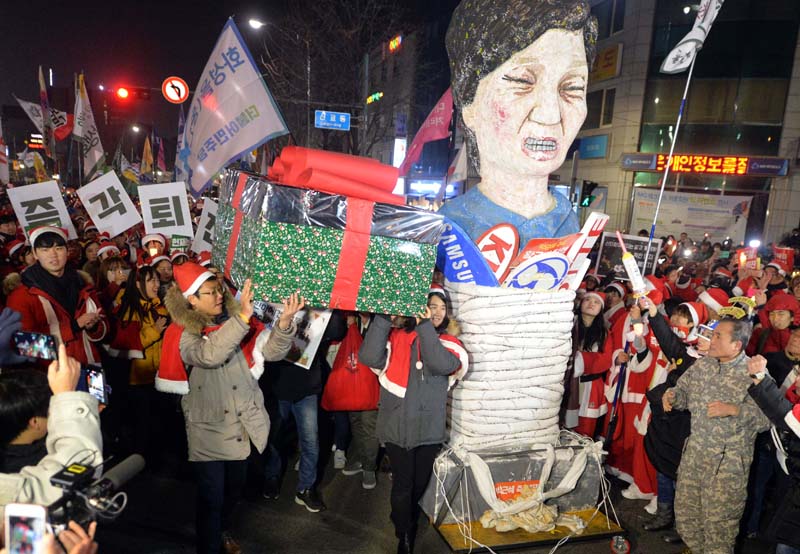 24일 오후 서울 종로구 일대에서 시민들이 박근혜 대통령 퇴진 촉구 제9차 범국민 촛불집회에 참여하고 있다.