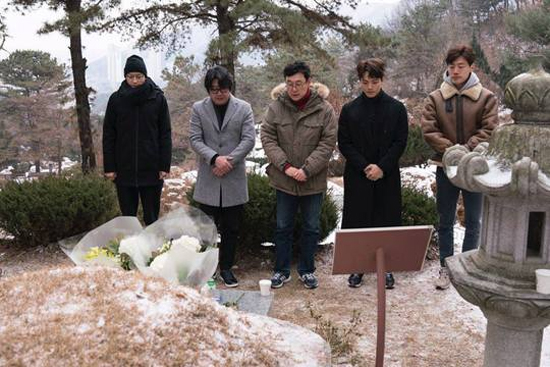 13일 박종철 열사 묘소를 비공개 방문한 영화 ‘1987’ 감독과 배우들