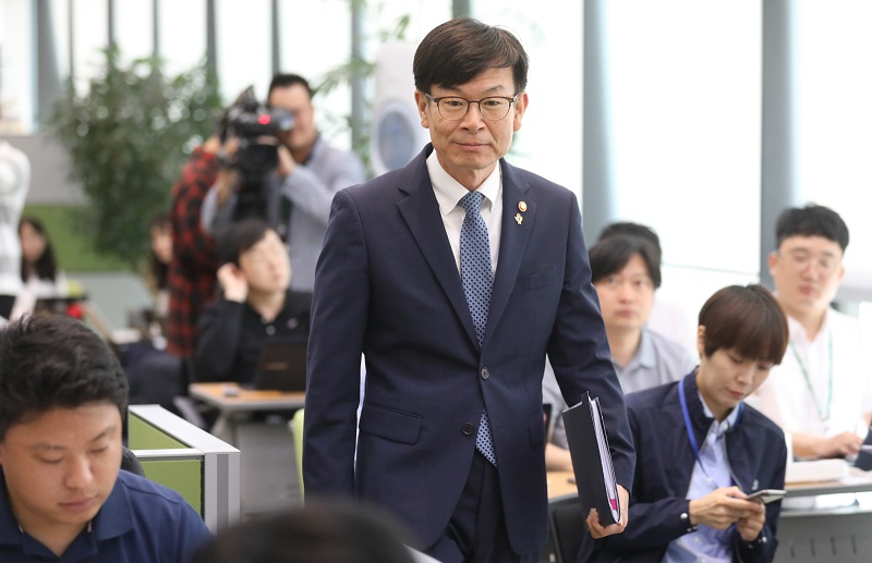 취임 1주년을 맞이한 김상조 공정위원장이 기자간담회에 참석하고 있다