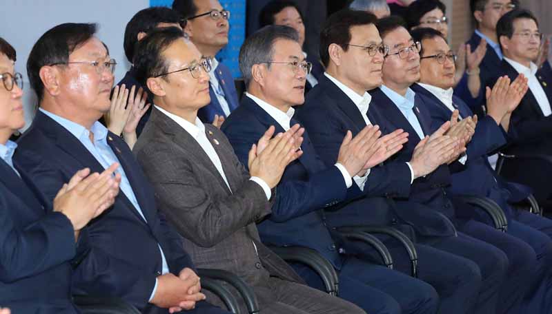 인터넷전문은행 규제혁신 현장방문 행사에 참석한 문재인 대통령