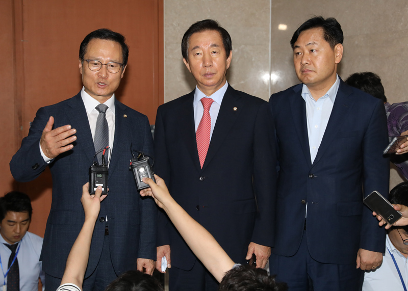 여야 3당 원내대표들, 왼쪽부터 민주당 홍영표 원내대표, 한국당 김성태 원내대표, 바른미래당 김관영 원내대표