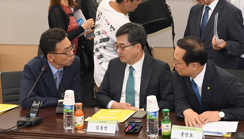 소득주도성장특위서 대화하는 홍장표-김동연-홍영표