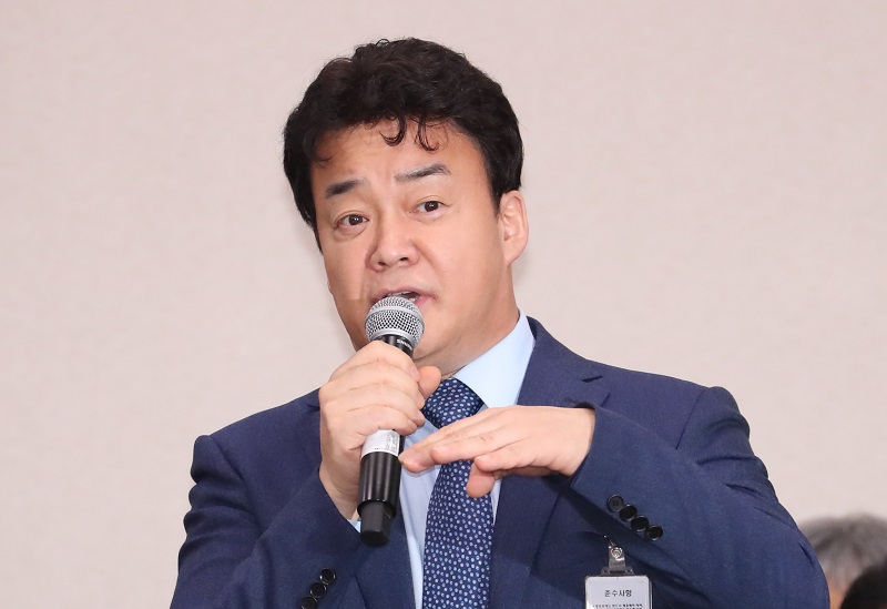 국정감사에 참석한 백종원 더본코리아 대표