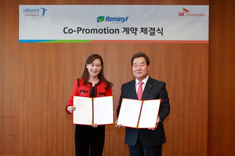 SK케미칼 LS biz. 전광현사장(오른쪽)이 한국얀센 제니정(Jenny Zheng) 사장과 함께 치매치료제 ‘레미닐’ 판매계약 체결식에서 사진촬영을 위한 포즈를 취하고 있다.