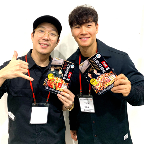 양재동 aT센터에서 진행된 GS25 상품 전시회에 참석한 인기 방송인 하하와 김종국이 출시될 신상품을 들고 기념 촬영을 하고 있다