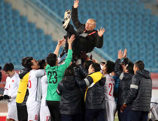 U-23 승리 직후 헹가래 받는 박항서