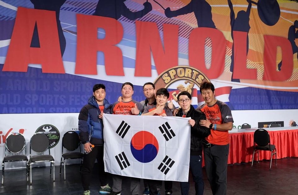 팀 다이너마이트 팀원들과 함께 사진 찍는 김도훈 팀장