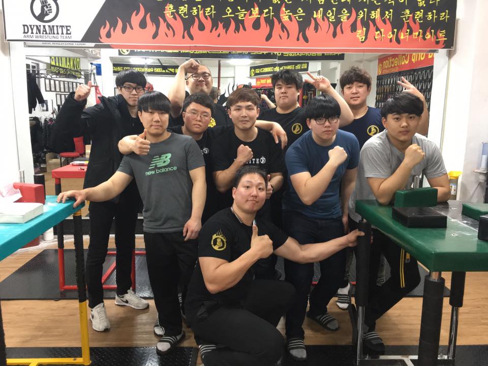 팀 다이너마이트 팀원들과 함께 사진 찍는 김도훈 팀장
