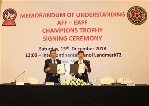 AFF-EAFF 챔피언스 트로피 개최 합의하는 키에프 사메스 아세안축구연맹 회장 권한대행 정몽규 동아시아축구연맹 회장