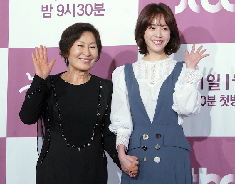 JTBC 월화드라마 눈이 부시게 제작발표회에서 김혜자와 한지민