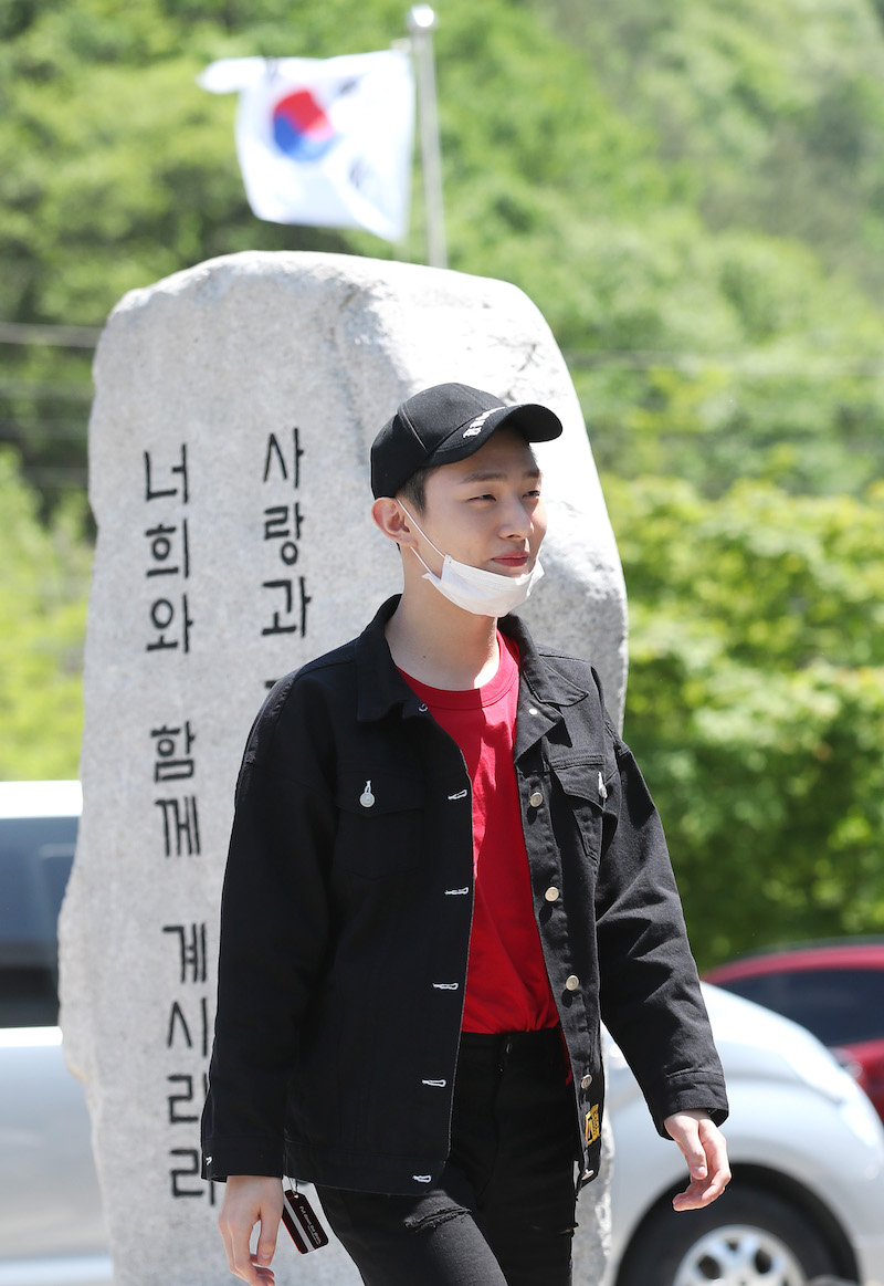 그룹 워너원 출신 가수 윤지성(28)이 14일 오후 강원도 화천에 위치한 7사단 신병교육대대에 입소하기 전 팬들에게 인사를 하기 위해 들어서고 있다. 2019.5.14