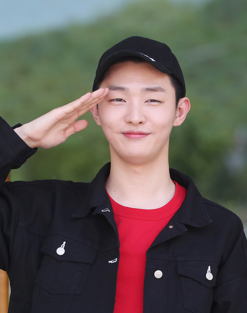 그룹 워너원 출신 가수 윤지성(28)이 14일 오후 강원도 화천에 위치한 7사단 신병교육대대에 입소하기 전 팬들에게 인사를 하기 위해 들어서 경례하고 있다. 2019.5.14