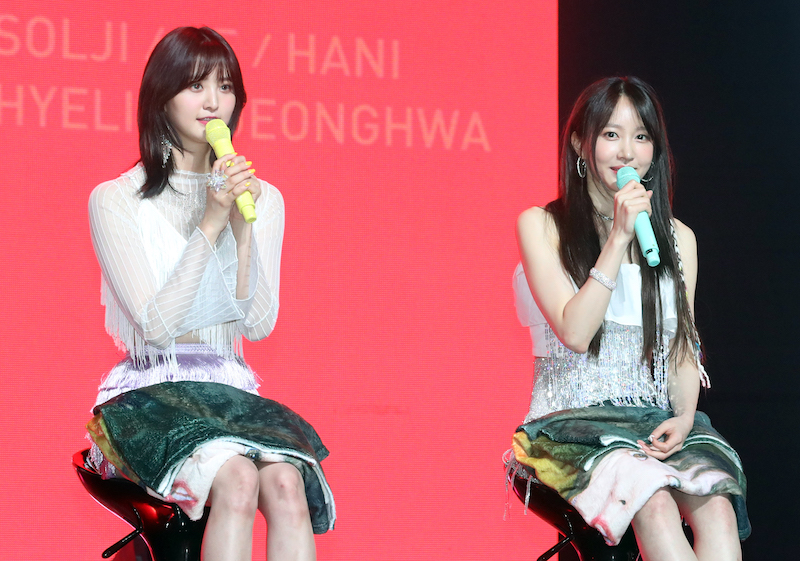 이엑스아이디(EXID) 정화, 하니(오른쪽)가 15일 오후 서울 용산구 한남동 블루스퀘어에서 열린 신곡 ‘ME&YOU’ 발매 기념 쇼케이스에 참석해 소속사 재계약에 대한 질문에 답하고 있다. EXID는 최근 하니, 정화가 현 소속사와 재계약을 체결하지 않으면서 LE, 솔지, 혜린만 잔류했다. 그러나 그룹 해체는 아니다. 앞으로 1년 동안 이어질 일본 활동은 5인이 함께 한다. 2019.5.15
