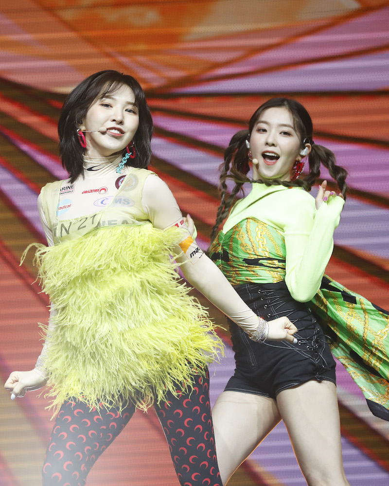 걸그룹 레드벨벳 웬디, 아이린(오른쪽)이 19일 서울 용산구 한남동 블루스퀘어에서 열린 새 미니앨범 ''더 리브 페스티벌' 데이 원('The ReVe Festival' Day 1)’ 발매 기념 쇼케이스에 참석해 신곡을 선보이고 있다. 2019.6.19