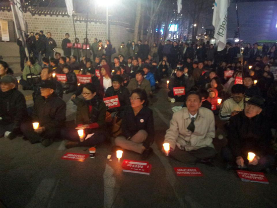민간인 불법사찰 규탄 촛불대회 참가자들