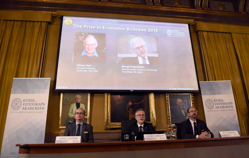 스웨덴 왕립과학원 노벨 위원회가 10일(현지시간) 스톡홀름에서 올해 노벨 경제학상 수상자로 영국 출신 올리버 하트(68) 하버드대 교수와 핀란드 출신의 벵트 홈스트룀(67) 매사추세츠공대(MIT)교수를 선정했다고 발표하고 있다.
