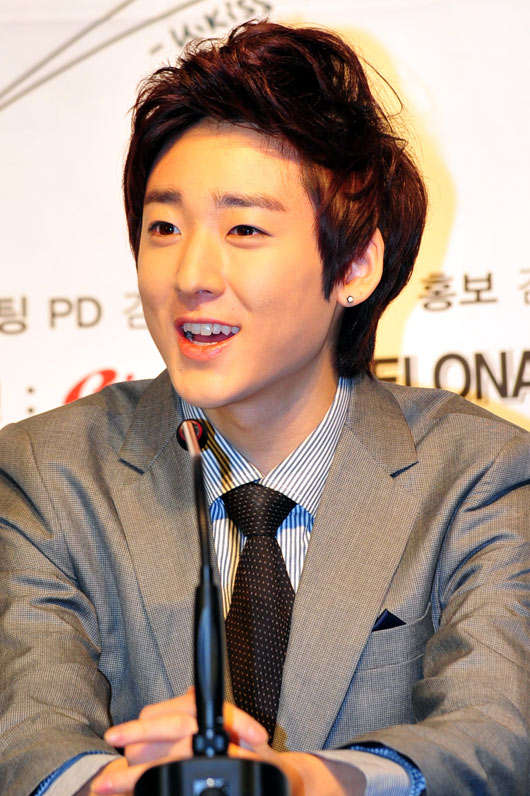 11일 오후 서울 중구 남산동 라루체 웨딩홀에서 열린 'STAR DATE with U-KISS in Hong Kong' 제작발표회에 참석한 유키스 케빈이 질문에 답하고 있다. 2011.02.11