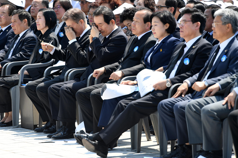 문재인 대통령과 정세균 국회의장이 18일 오전 광주 북구 국립5.18민주묘지에서 열린 37주년 5.18 민주화운동 기념식에서 유가족의 추모사를 듣던 중 눈물을 훔치고 있다. 2017.05.18.