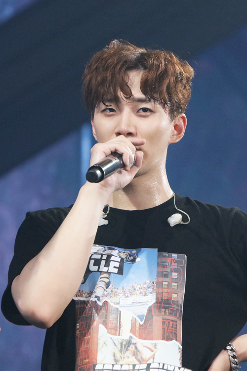 11일 오후, 서울 성북구 고려대 화정체육관에서 2PM 콘서트 '6NIGHT'의 마지막 날 공연이 열렸다. 멤버 준호가 콘서트 소감을 밝히고 있다. 2017.06.11