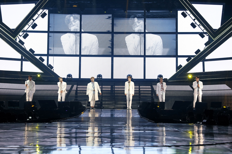 11일, 그룹 2PM이 서울 성북구 고려대 화정체육관에서 콘서트 ' 6night'을 개최했다. 왼쪽부터 멤버 택연, 준호, 준케이, 닉쿤, 우영, 찬성이 노래를 부르고 있다. 2017.06.11