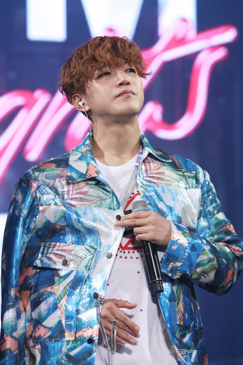 11일 오후, 서울 성북구 고려대 화정체육관에서 2PM 콘서트 '6NIGHT'의 마지막 날 공연이 열렸다. 준케이가 콘서트 소감을 밝히다 눈물을 삼키고 있다. 2017.06.11