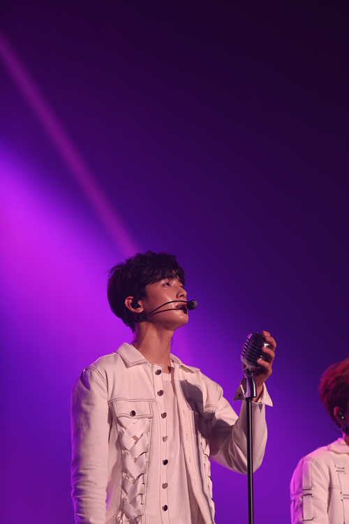 15일 저녁, 서울 올림픽공원 올림픽홀에서 보이그룹 아스트로의 첫번째 콘서트 'ASTROAD to Seoul'이 열렸다. 차은우가 '사랑이'를 열창하고 있다. 2017.07.15