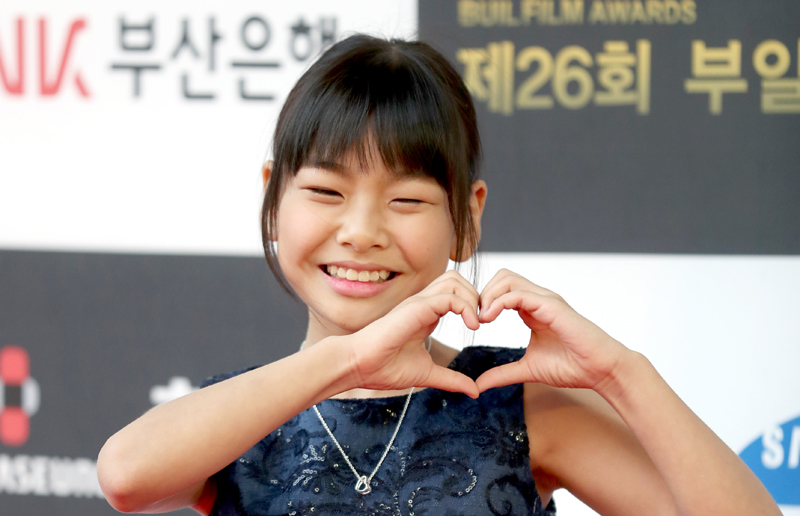 배우 김수안이 13일 오후 부산 해운대구 벡스코 오디토리움에서 열린 '제26회 부일영화상' 시상식에 참석해 포토타임을 갖고 있다. 2017.10.13.