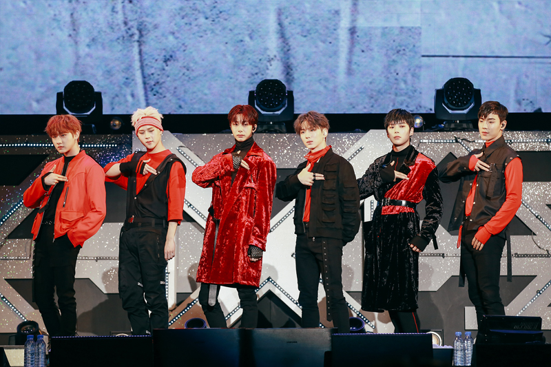 7일 오후, 서울 중구 장충체육관에서 MONSTA-X(몬스타엑스) 다섯 번째 미니앨범 'THE CODE' 쇼케이스가 열렸다. 멤버 (왼쪽부터)아이엠, 주헌, 형원, 기현, 민혁, 셔누가 포즈를 취하고 있다. 2017.11.07