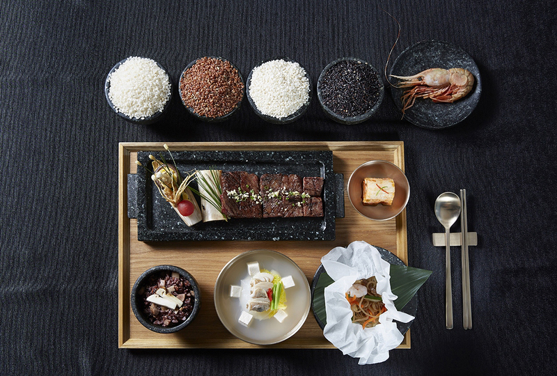 7일 저녁, 도널드 트럼프 미국 대통령 초청 국빈 만찬에 제공된 '독도새우 잡채를 올린 송이 돌솥밥 반상'의 모습. 2017.11.07